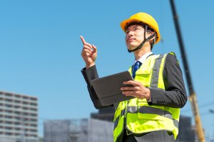 電気工事士が金持ちと言われる4つの理由！年齢別の年収相場や電気工事士で稼ぐためのポイントを紹介