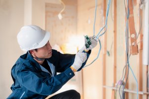 電気工事士2種はやめとけと言われる理由とは？現場の仕事内容と向いている人を解説